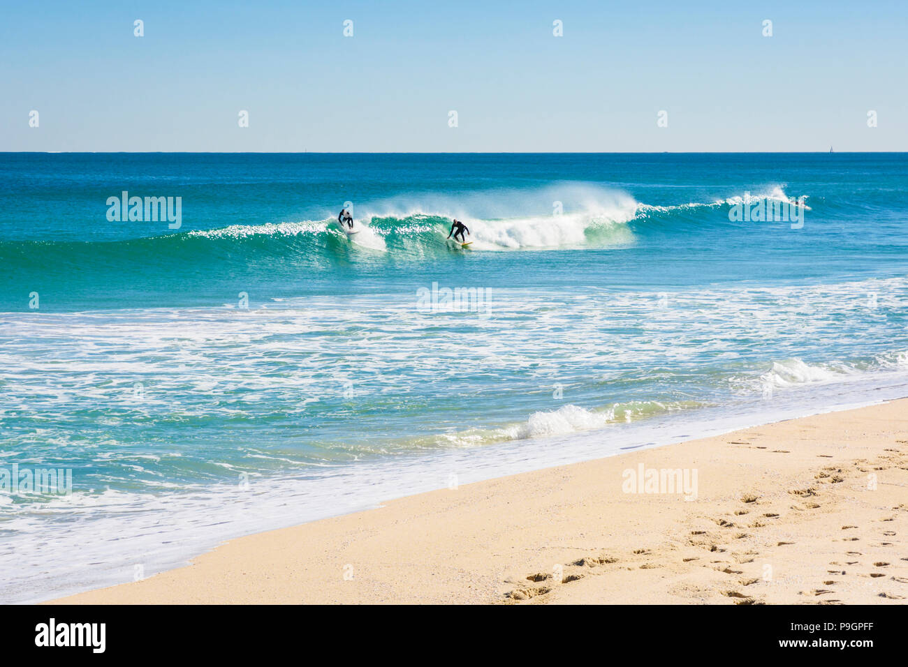 Surfisti cavalcare onde piccole presso il beach break, Scarborough Beach, Perth, Western Australia Foto Stock