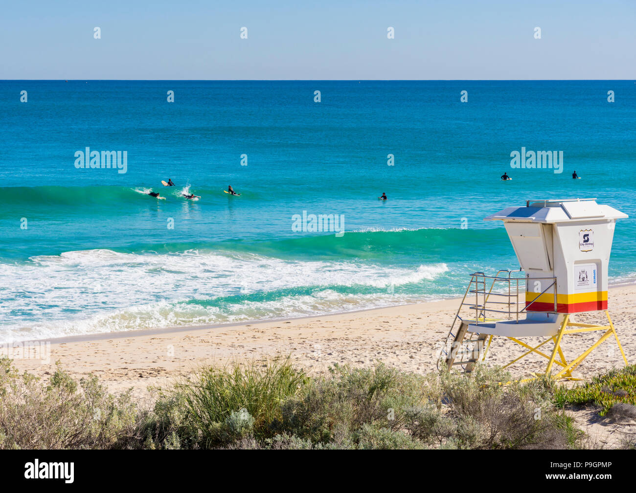 Surfisti a Scarborough Beach, Perth, Western Australia Foto Stock