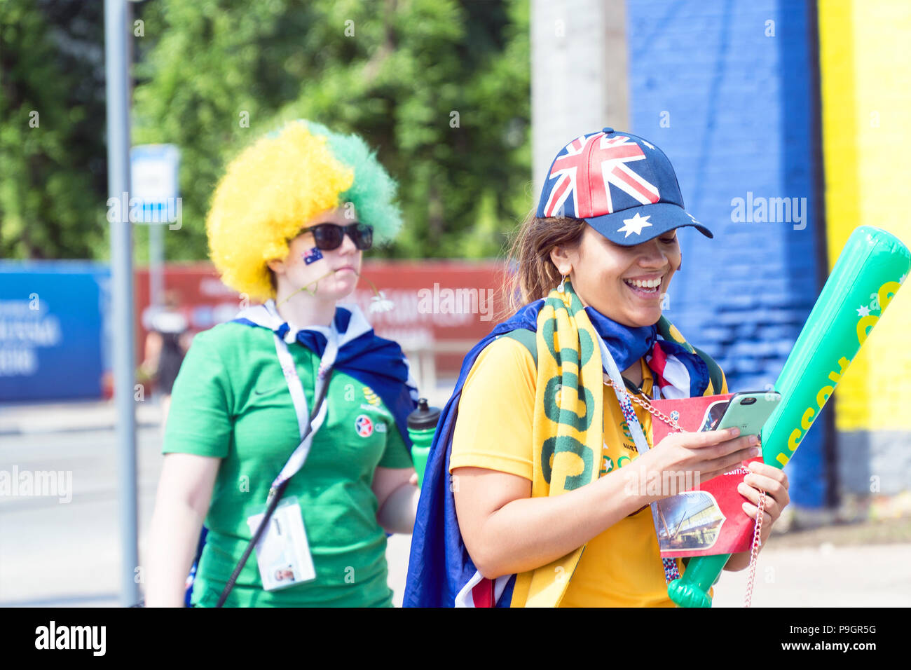 Ragazze Australian Football Fans sulle strade di Samara Foto Stock