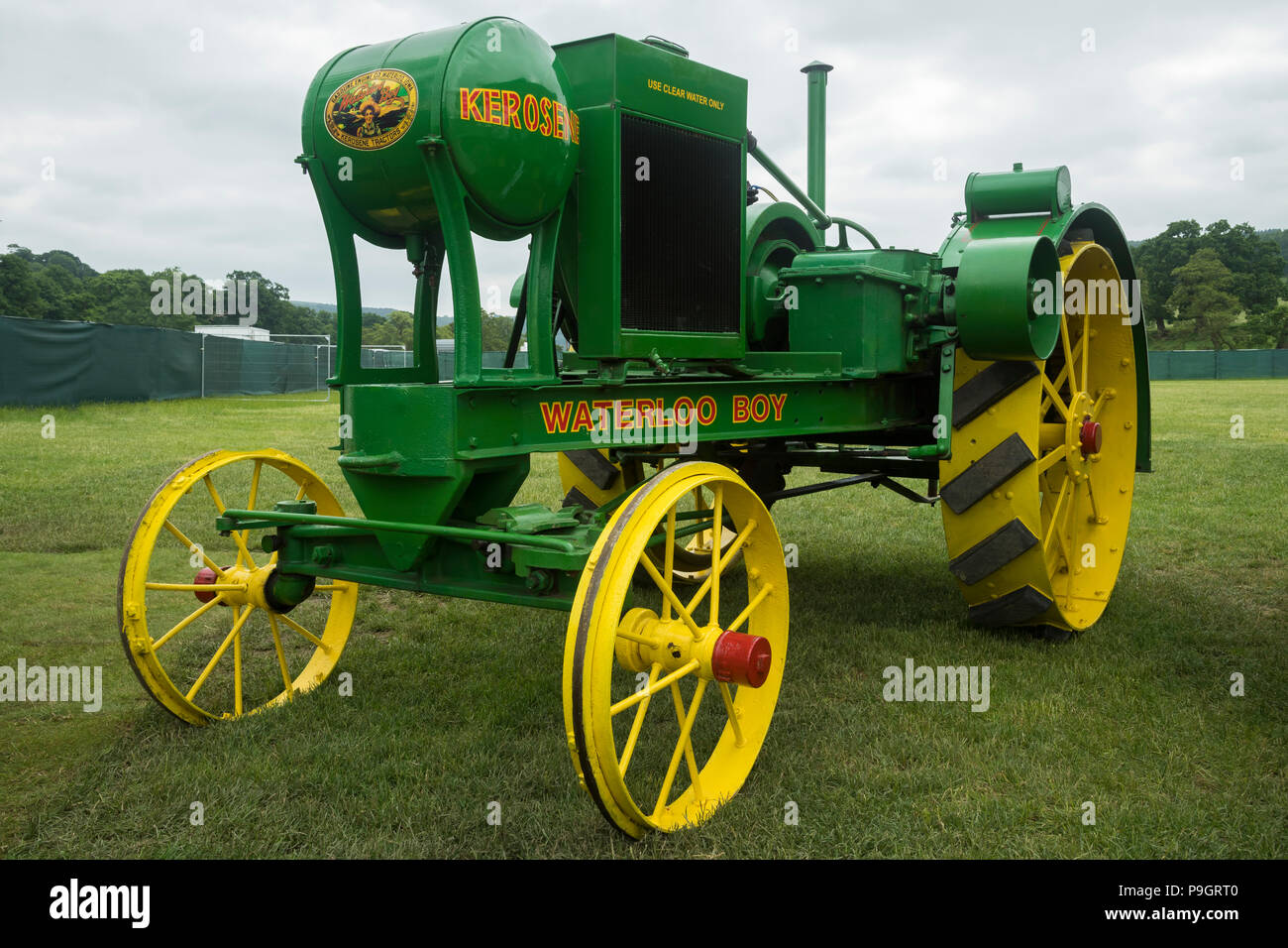 Iconico, storico, lucido kerosene trattore (Waterloo Boy) in John Deere verde e giallo, parcheggiato a RHS Chatsworth Flower Show, Derbyshire, Inghilterra, Regno Unito. Foto Stock