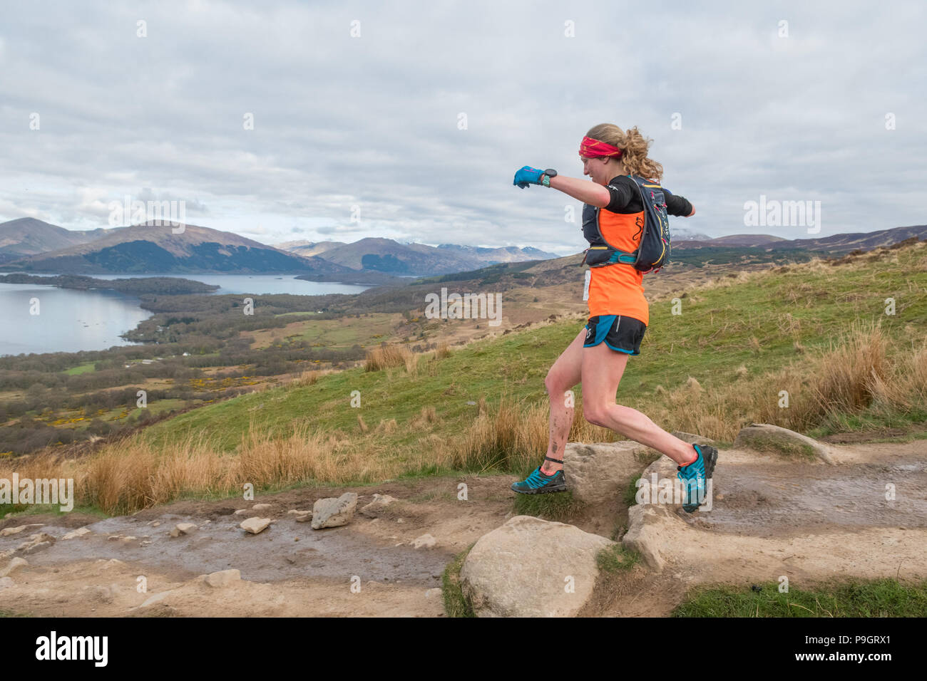Sentiero femmina runner ed eventuale signore vincitore Rachel Normand scendendo la collina conica durante la Highland Fling Festival ultra maratona gara nel 2018 Foto Stock
