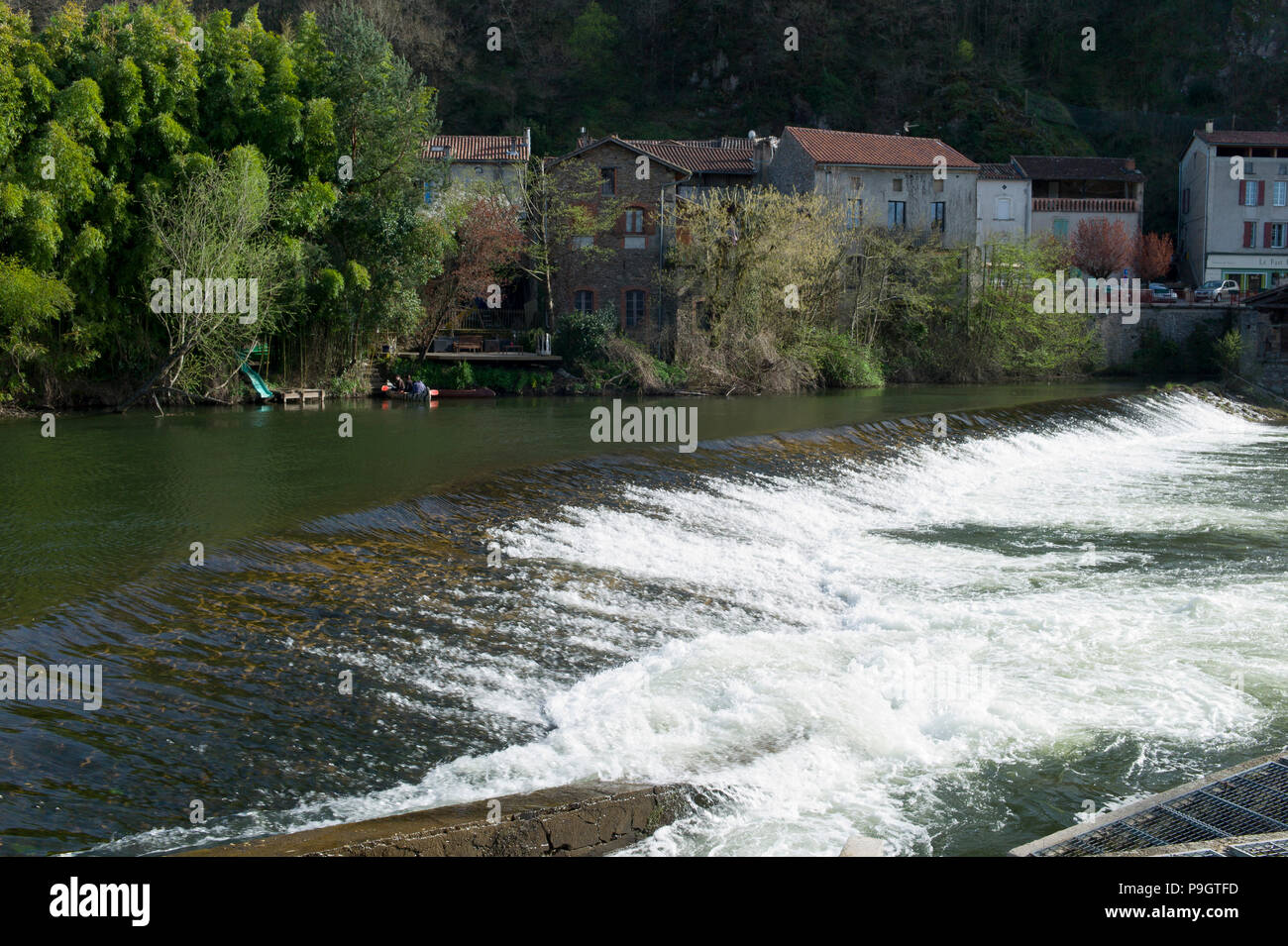 La diga sul fiume Viaur in Laguépie, Tarn et Garonne, Occitanie, Francia dopo forti piogge Foto Stock
