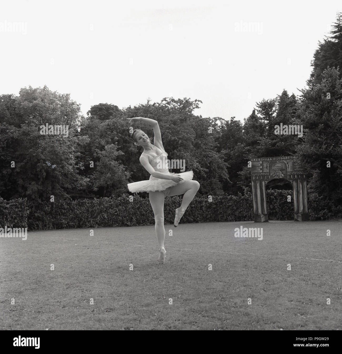 1967, una studentessa esecuzione di balletto al di fuori a Tring arts fesitval, Tring, Inghilterra, Regno Unito. Foto Stock