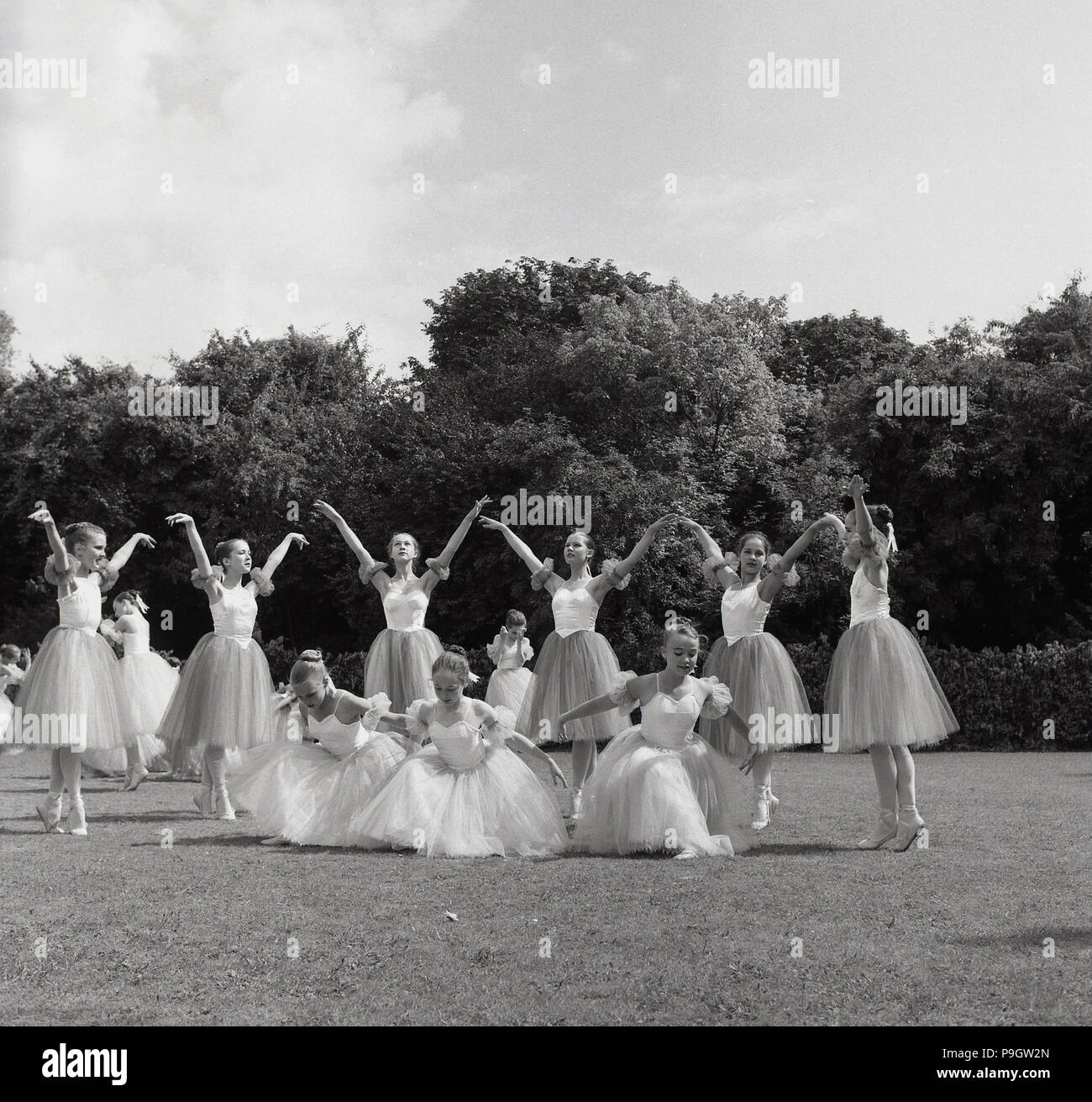 1967, ragazza gli studenti eseguono il balletto fuori a Tring arts fesitval, Tring, Inghilterra, Regno Unito. Foto Stock