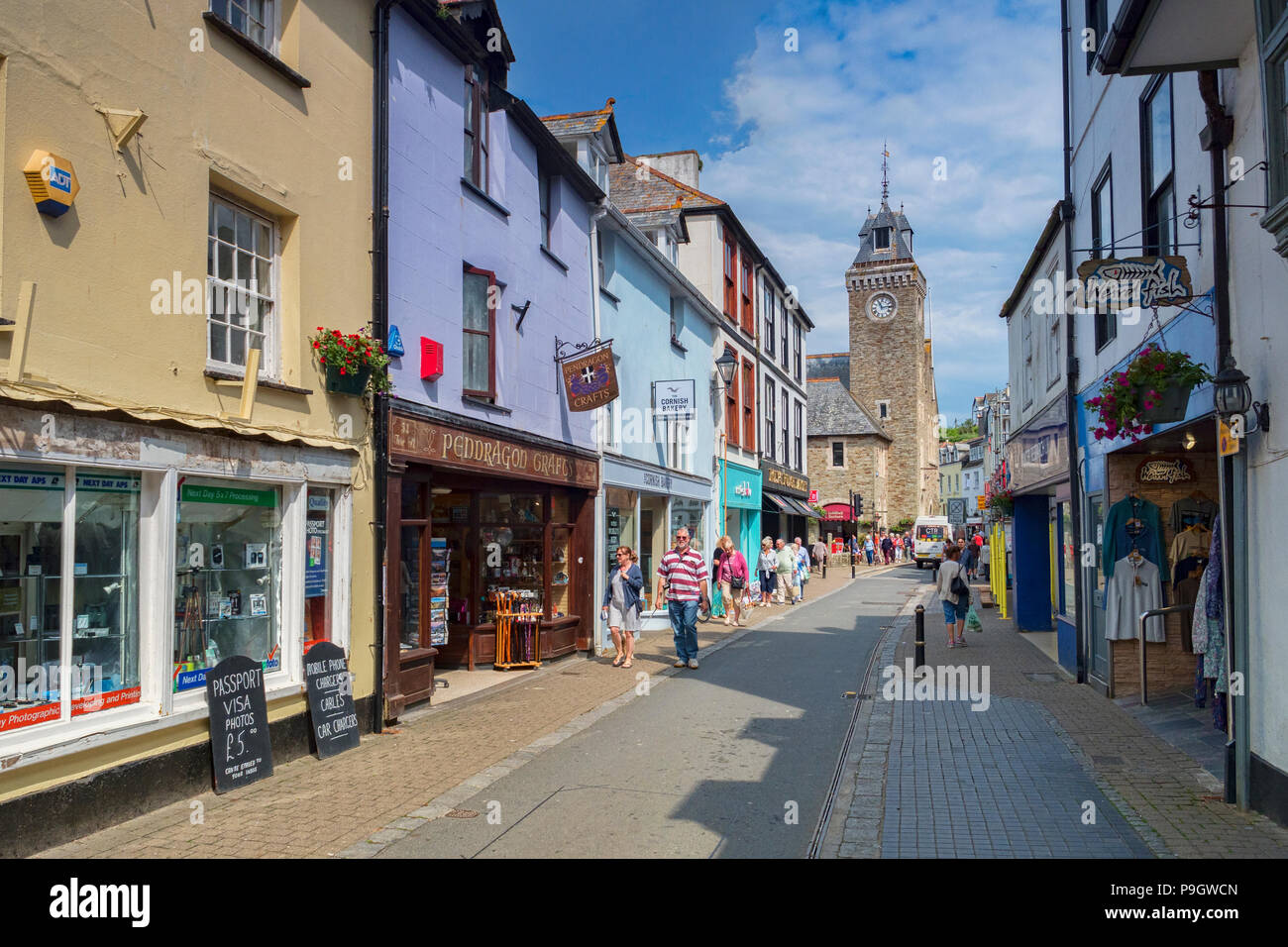 6 Giugno 2018: Looe, Cornwall, Regno Unito - Shopping in Fore Street in una calda giornata di primavera. Foto Stock
