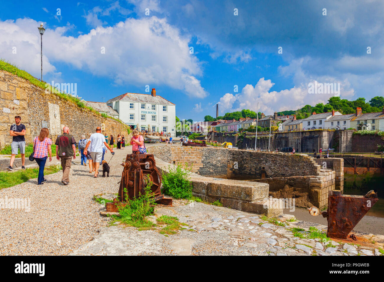 11 Giugno 2018: Charlestown, Cornwall, Regno Unito - i visitatori a Charlestown, un esempio incontaminata di un georgiano porta di lavoro, fu costruita betweel 1791 e 1801 Foto Stock