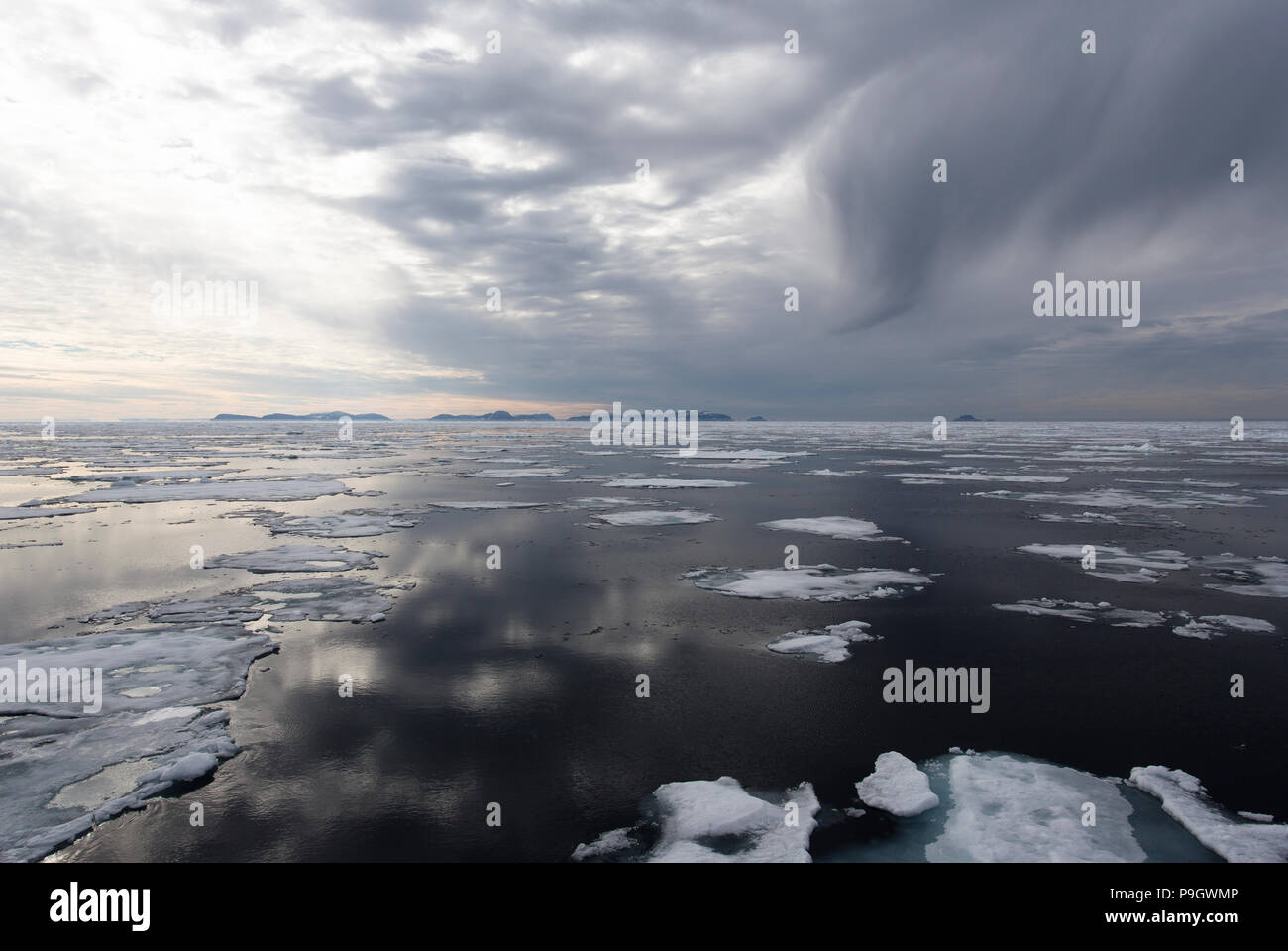 Mare di ghiaccio e acqua aperta, Oceano Artico Foto Stock