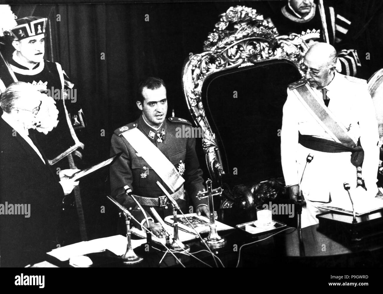 Il principe Juan Carlos de Borbón dà il giuramento di fedeltà al capo dello stato e le leggi fondamentali… Foto Stock