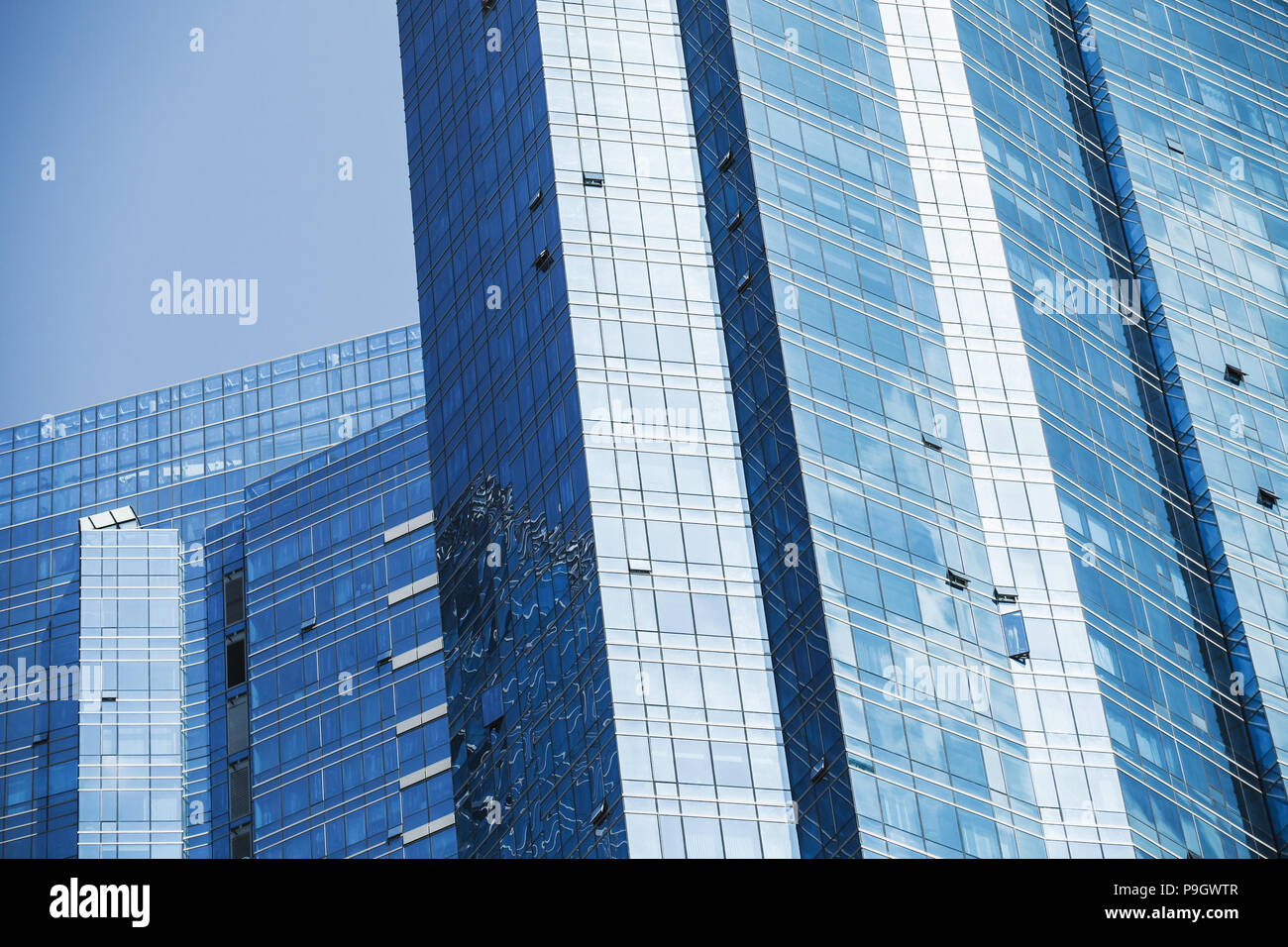 Abstract architettura moderna sfondo, ufficio torri fatte di vetro blu e acciaio Foto Stock