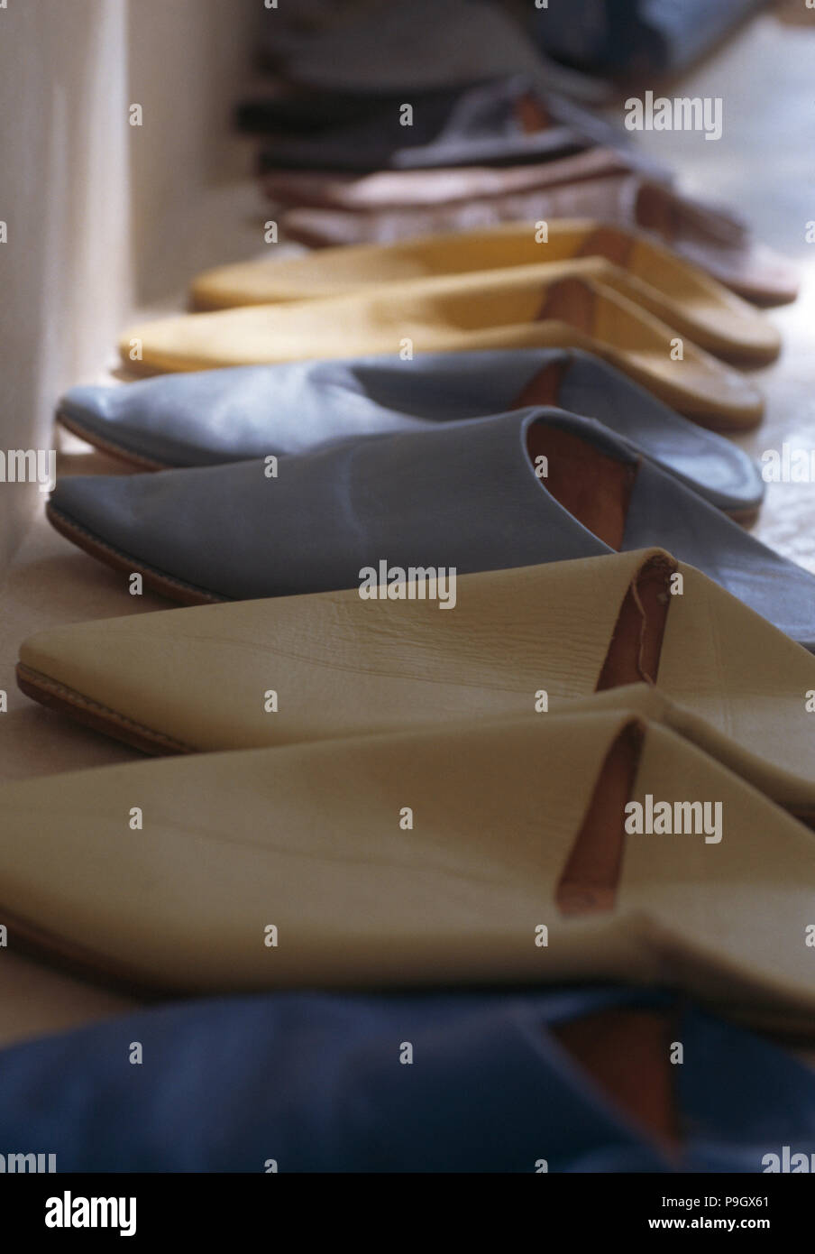 Close-up di una fila di pelle pantofole marocchino Foto Stock