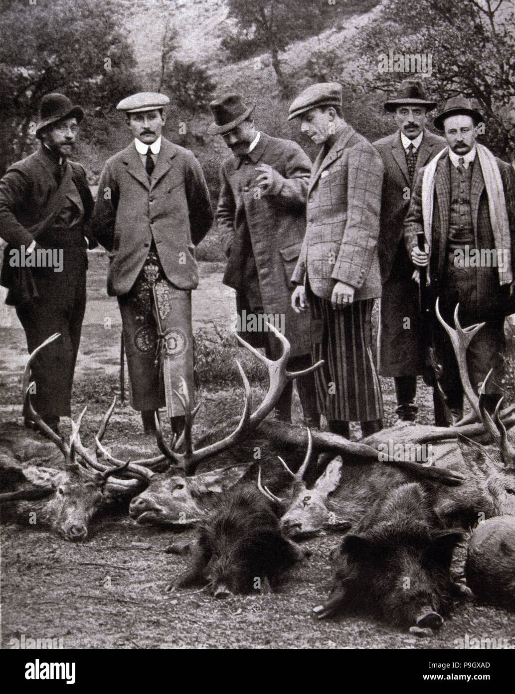 Il re Alfonso XIII di Spagna (1886-1941) la caccia con il principe Arthur di Connaught, nipote di Edwa… Foto Stock