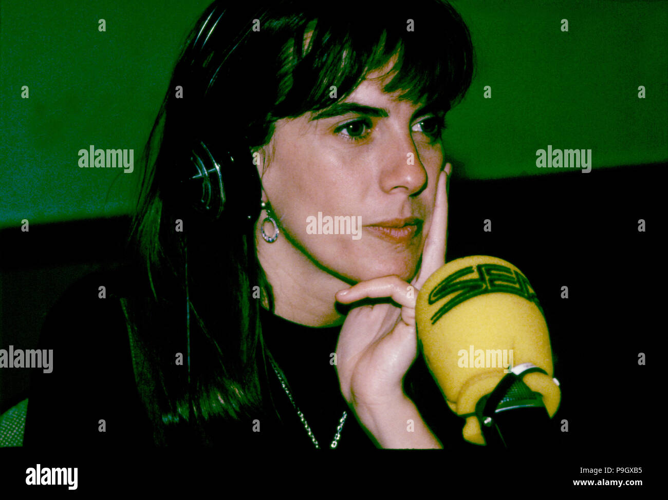 Gemma Nierga (1965 -), radio spagnola e il giornalista televisivo, Gemma  Nierga in studio radio Foto stock - Alamy
