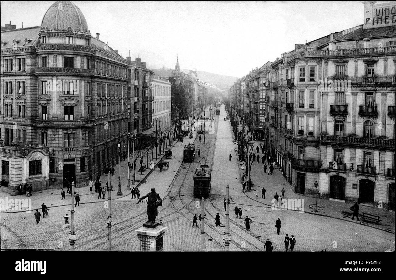 Panoramica della Gran Vía de Bilbao, tram circolanti, auto e pedoni, 1910. Foto Stock