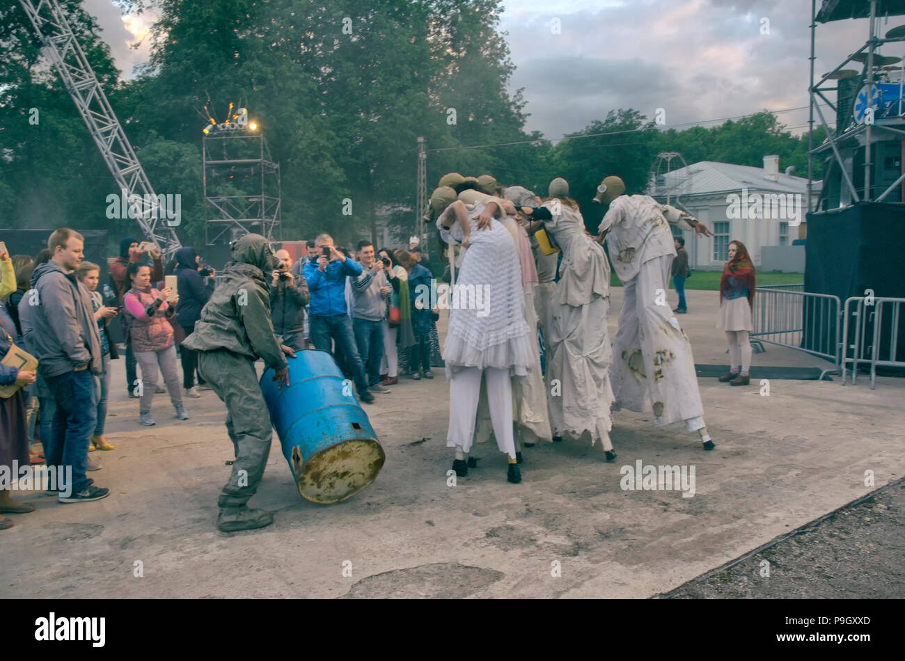 Saint Petersburg, Russia - 4 Giugno 2016: il festival internazionale dei teatri di strada 'Elagin Park': Serata street performance. Womens su palafitte con ga Foto Stock