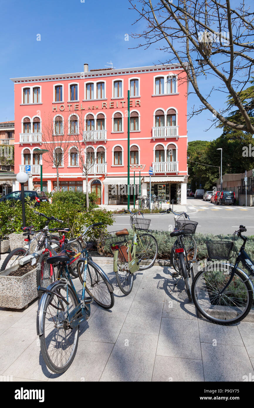 Tipica scena di strada al Lido di Venezia, l'isola del Lido di Venezia, Veneto, italia con biciclette, la normale forma di trasporto, parcheggiata vicino all Hotel New Reite Foto Stock