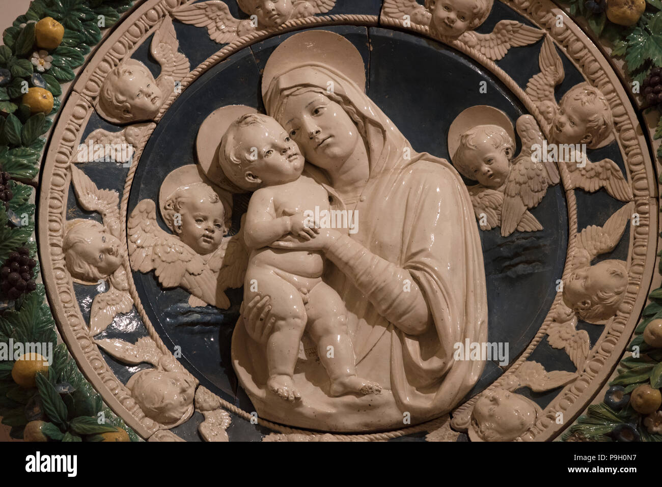 Bottega di Andrea della Robbia Madonna e Bambino 1503 nel Museo Civico, Sansepolcro, Toscana, Italia. Giugno 2018 Foto Stock