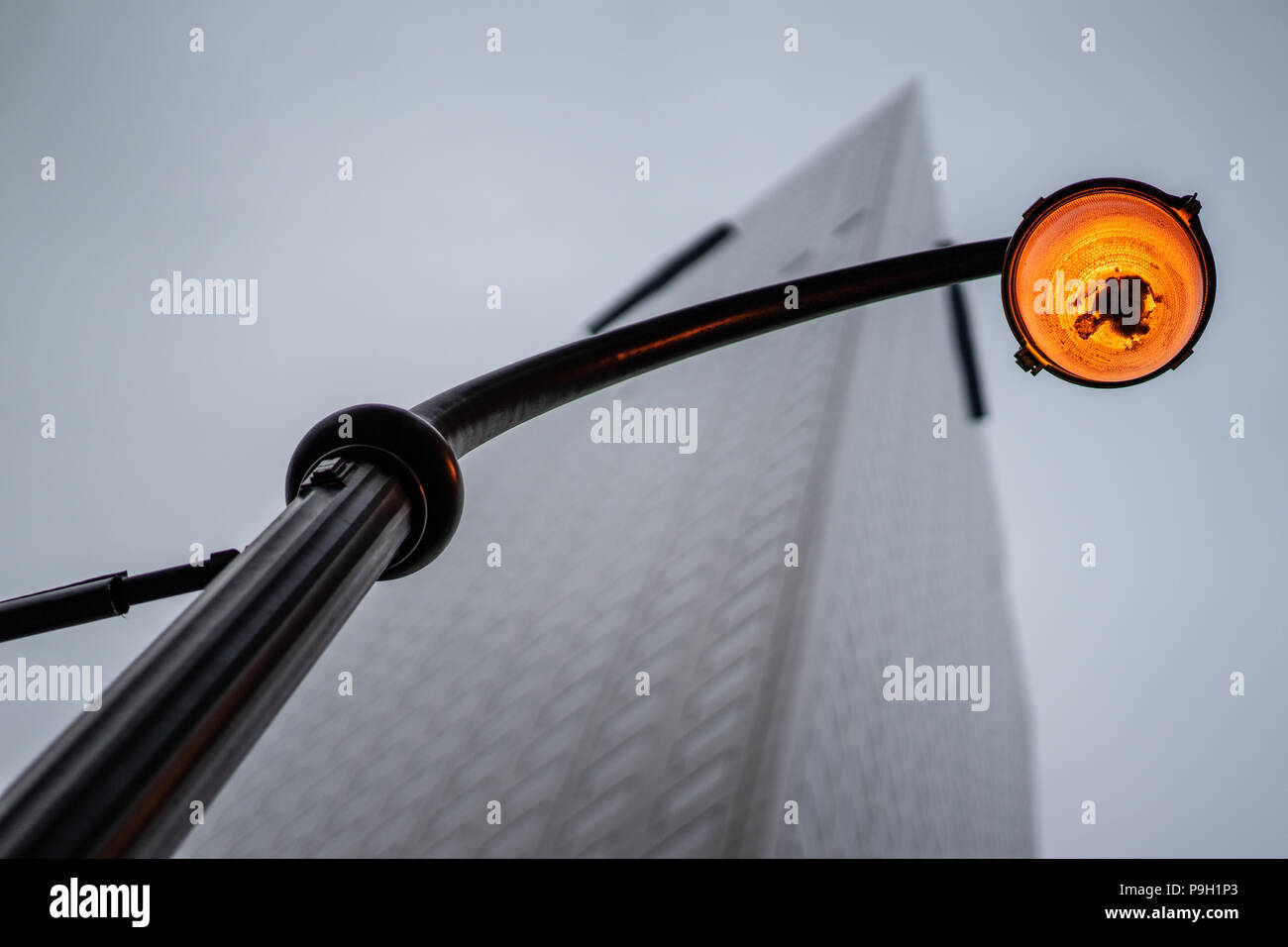 Street palo della luce nella parte anteriore dell'edificio Foto Stock