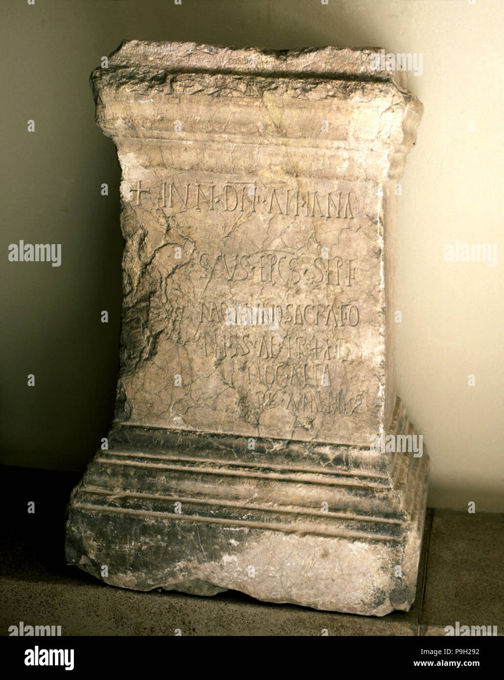 Tansy Visigoth altare (660 D.C.), dalla chiesa di Saint Félix. Foto Stock