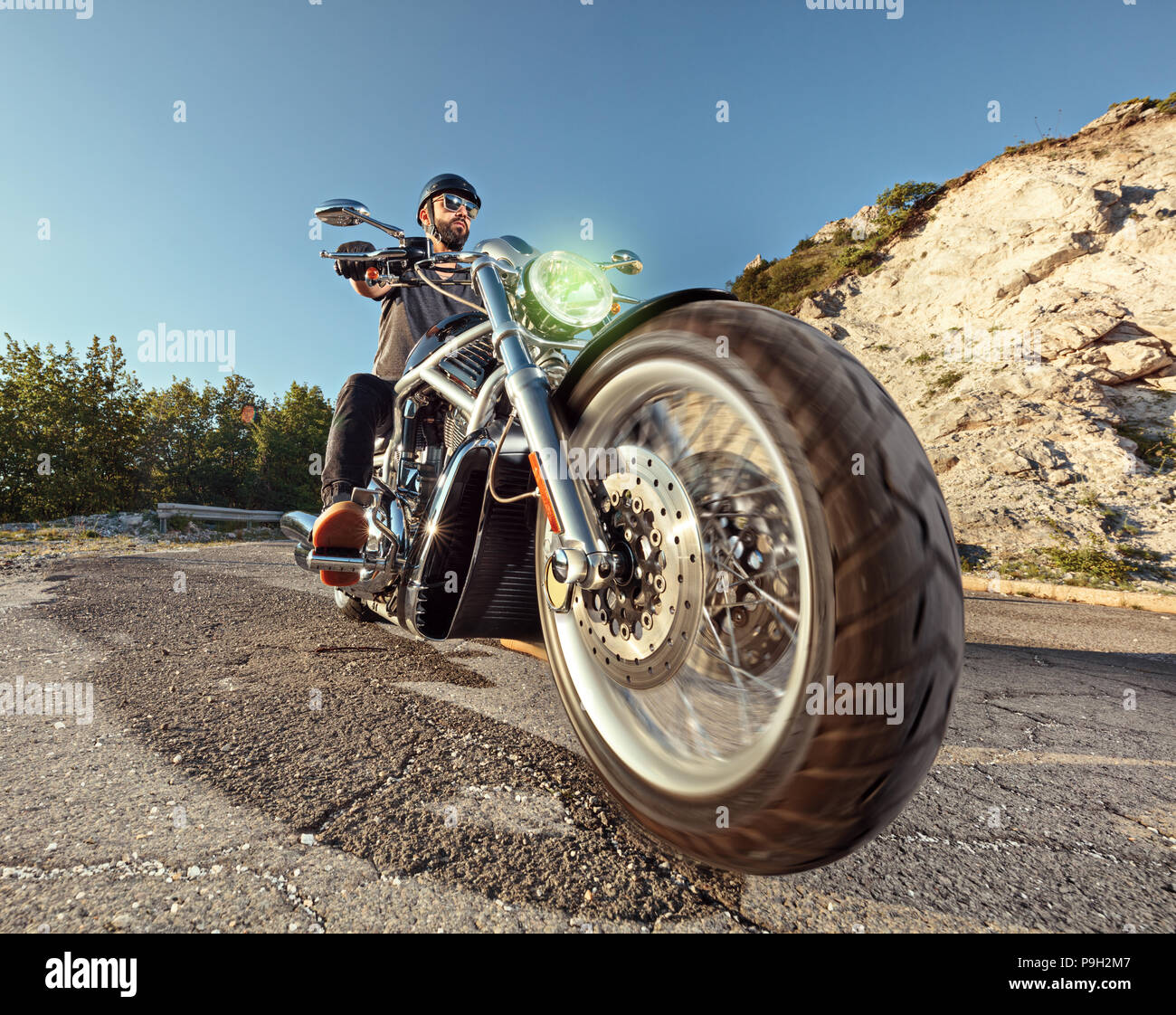 Biker in sella a una motocicletta Foto Stock