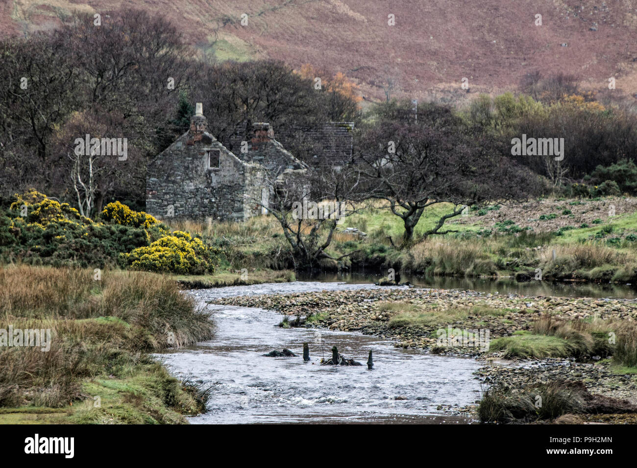 Case distrutte dal fiume a Lochranza sull'isola di Arran, Scozia. Foto Stock