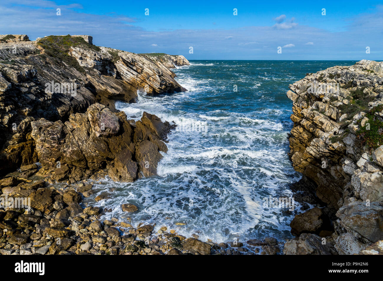 Baleal penisola vicino a Peniche Portogallo. Mare tempestoso che si infrangono sulle rocce Foto Stock