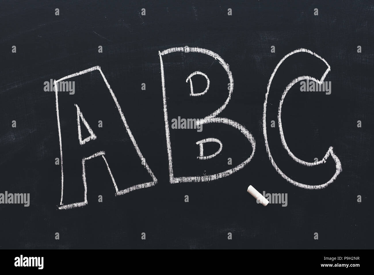 ABC sulla scuola di blackboard scritti in gesso, istruzione e alfabetizzazione Foto Stock