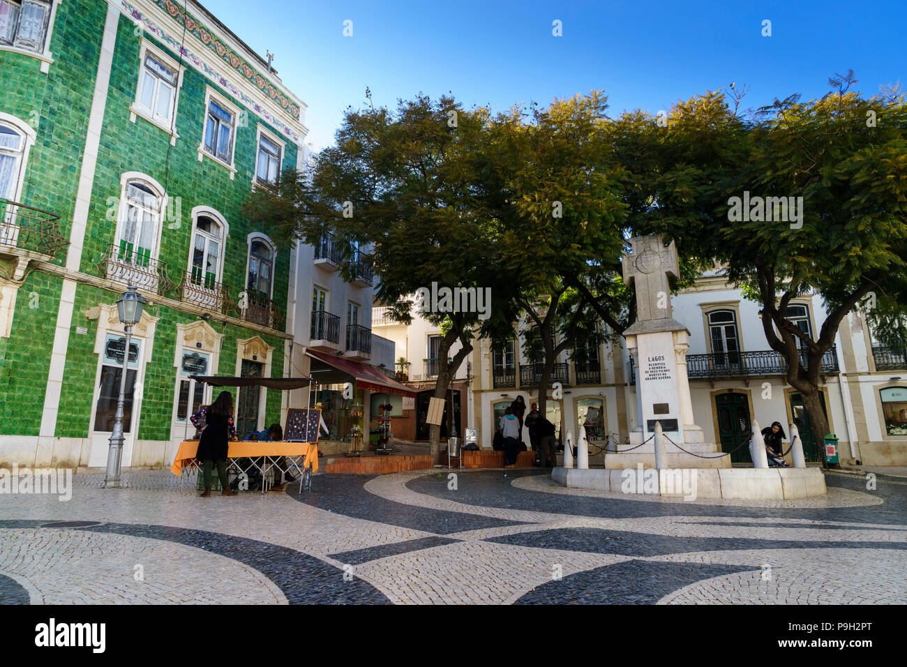 Commercianti di strada e il monumento ai caduti della Grande Guerra in Praça Luís de Camões Lagos Portogallo Foto Stock