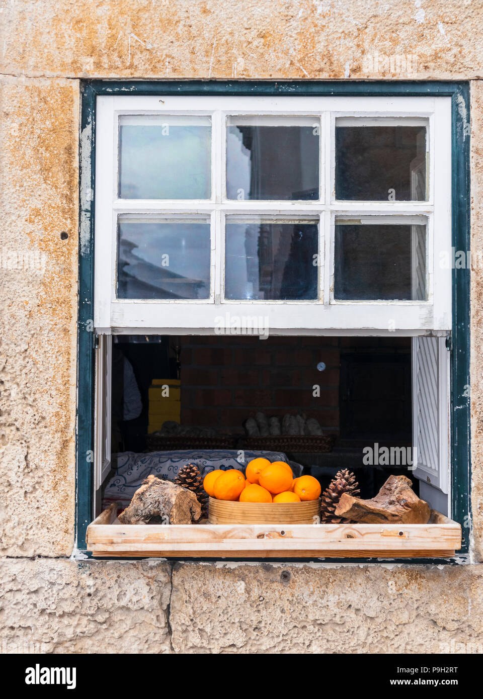Una ciotola di arance sul davanzale di una vecchia casa closeup Foto Stock