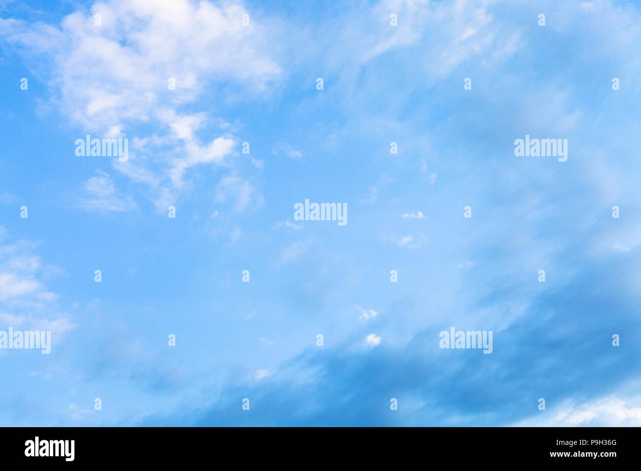 Il bianco e il grigio nuvole nel blu del cielo della sera d'estate nella regione di Kuban della Russia Foto Stock