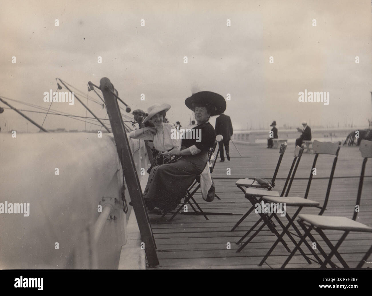 Victorian Viaggio Fotografia di Ladies rilassante su un molo di francese Foto Stock