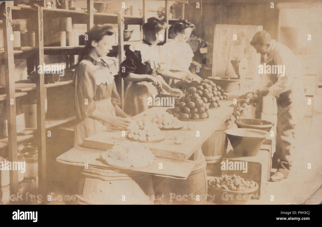 Vintage Fotografia di Edwardian lavoratori rendendo cagliata di limone in una fabbrica Foto Stock