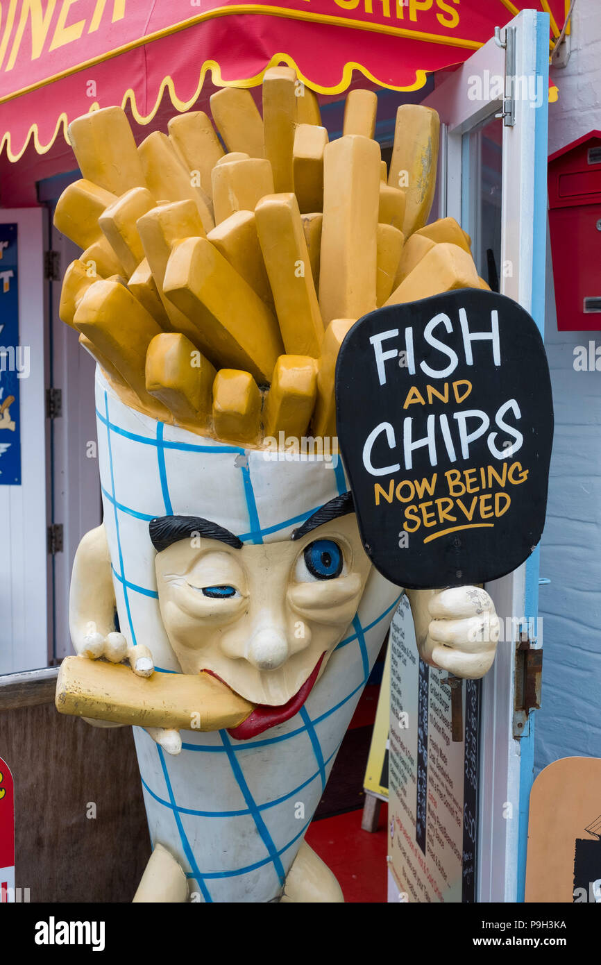 Segno al di fuori di un pesce e chip shop a Looe, Cornwall, Inghilterra, Regno Unito. Foto Stock