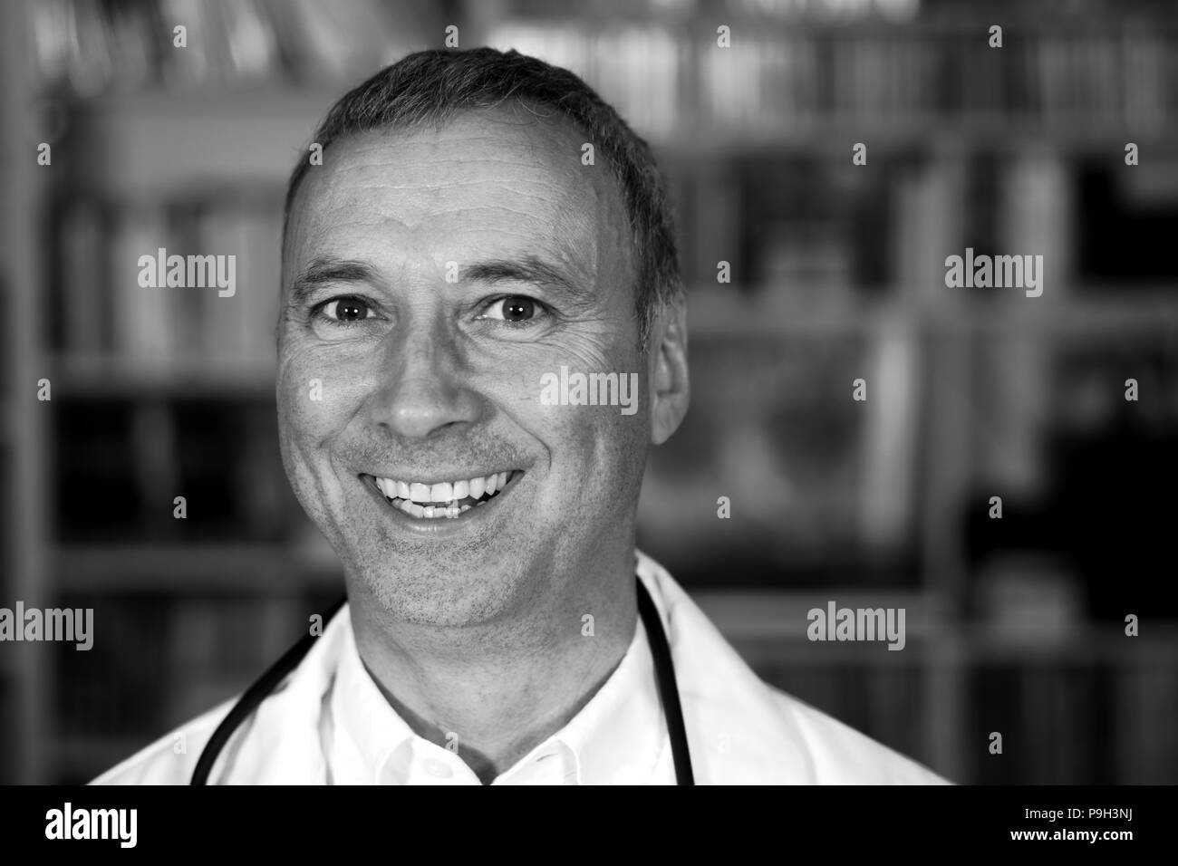 Ritratto del buon docteur preoccupato per tutti. Sempre lì. Colore o bianco e nero. Foto Stock