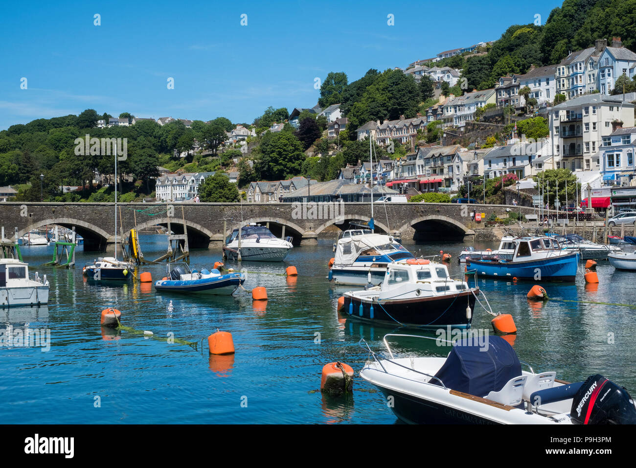 Barche ormeggiate sul fiume Looe accanto al ponticello del porto di pesca di Looe, Cornwall,l'Inghilterra, Regno Unito. Foto Stock