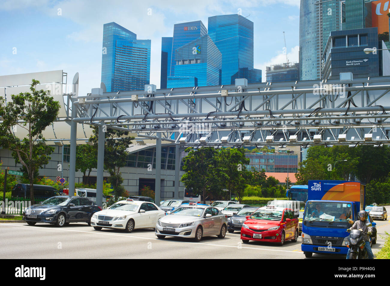 SINGAPORE - Gennaio 17, 2017: il traffico nel centro cittadino di nucleo di Singapore. Singapore è un famoso hub finanziario nel sud-est asiatico Foto Stock