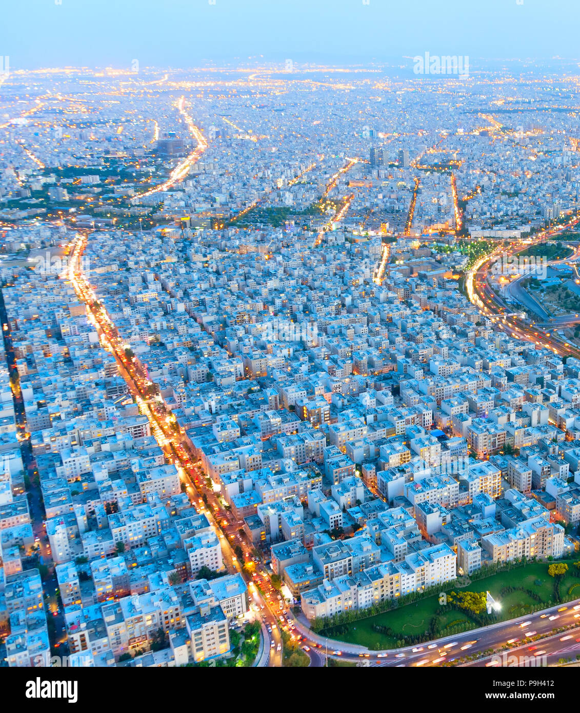 Lo skyline di antenna di Tehran al tramonto, Iran Foto Stock
