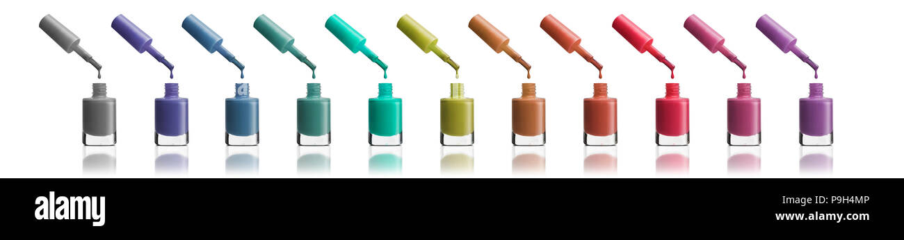 Gruppo di colore brillante smalti per unghie gocciolamento dalla spazzola in bottiglie isolato su sfondo bianco Foto Stock