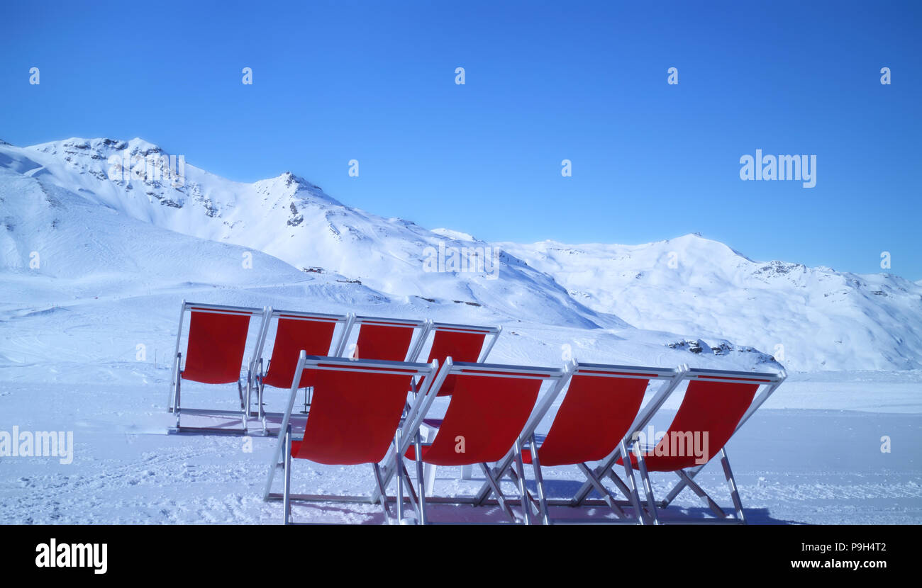 Red Recupero sedie rivolta verso piste alpine in francese per gli sport invernali di 3 valli, apres ski relax . Foto Stock
