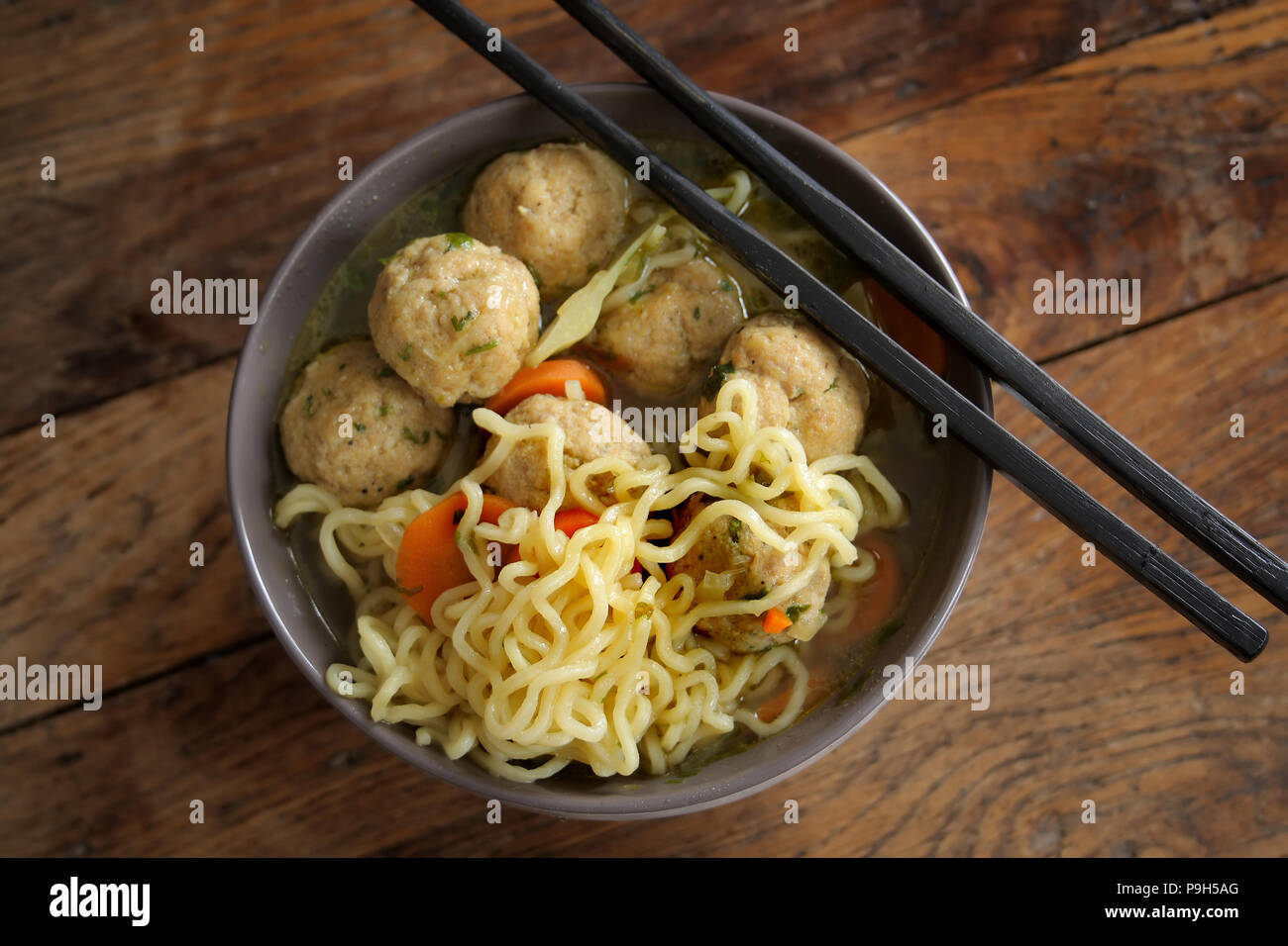 Polpette a base di noodle soup. Vista dall'alto. Foto Stock