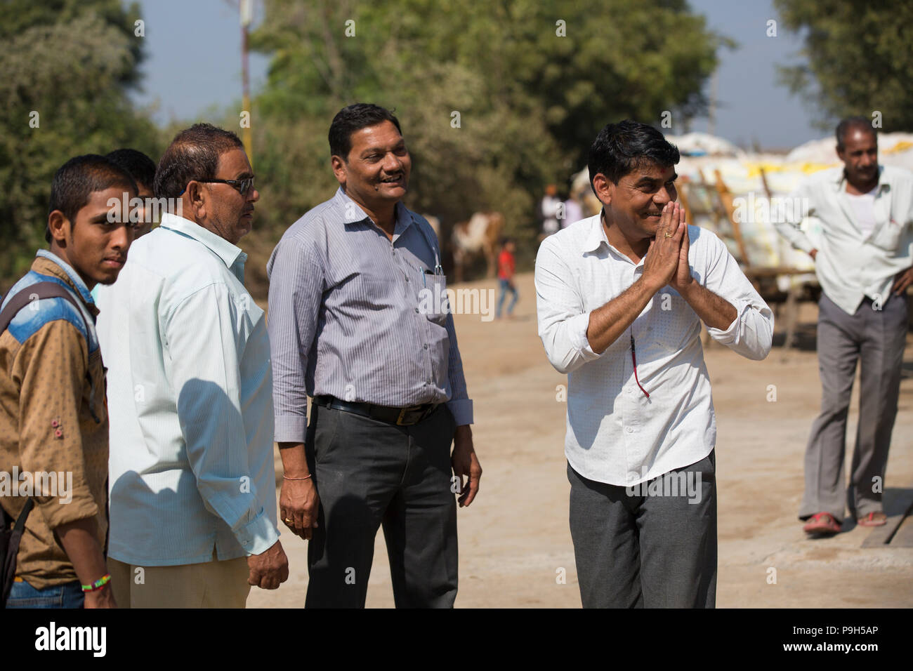 Un gruppo di produttori di cotone, parlando a imprese di sgranatura del cotone nel Madhya Pradesh, India. Foto Stock
