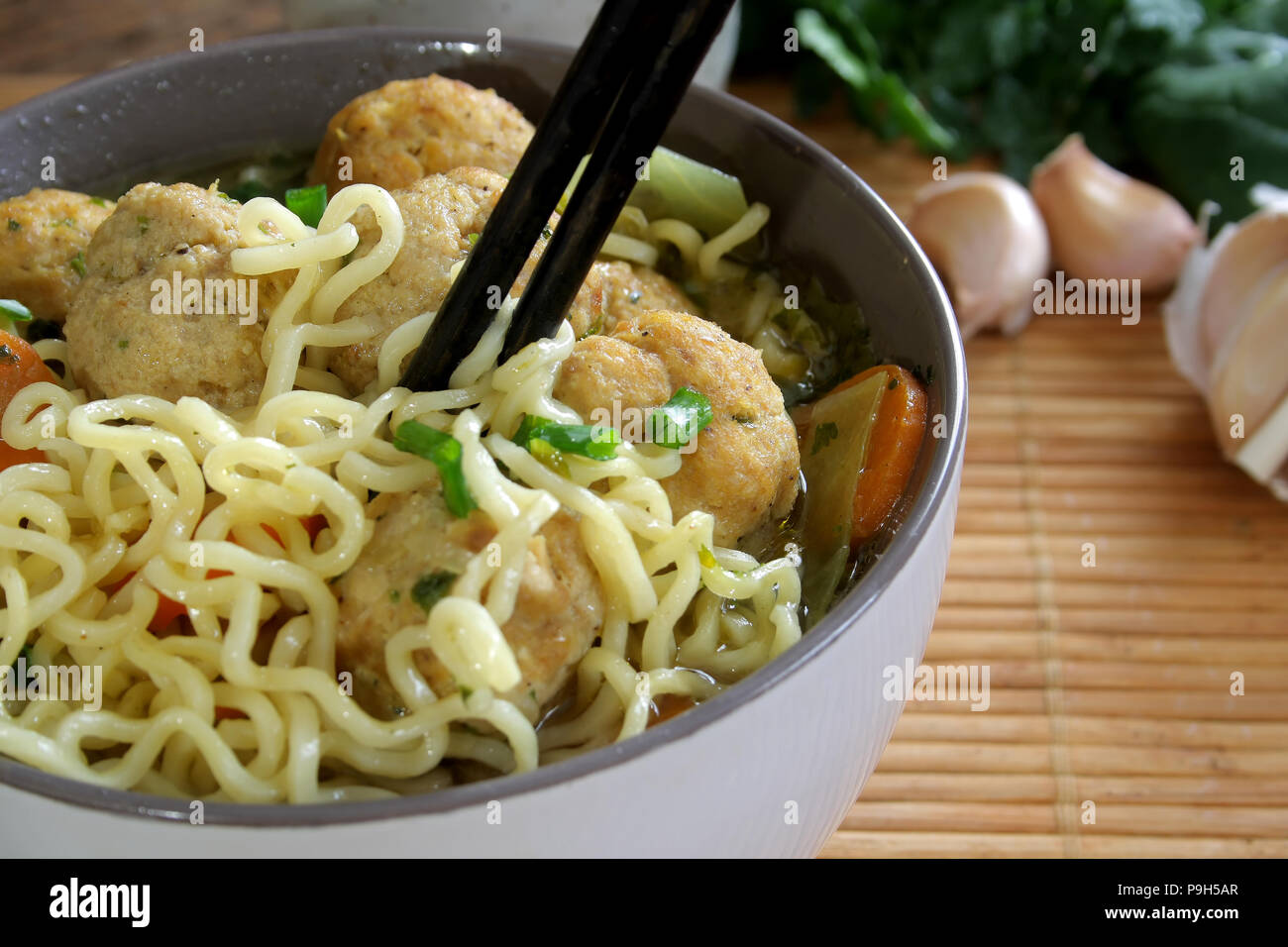 Polpette a base di noodle soup.Il fuoco selettivo Foto Stock