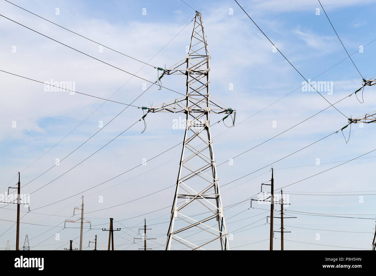 Strutture in metallo e linee elettriche su uno sfondo di cielo blu Foto Stock