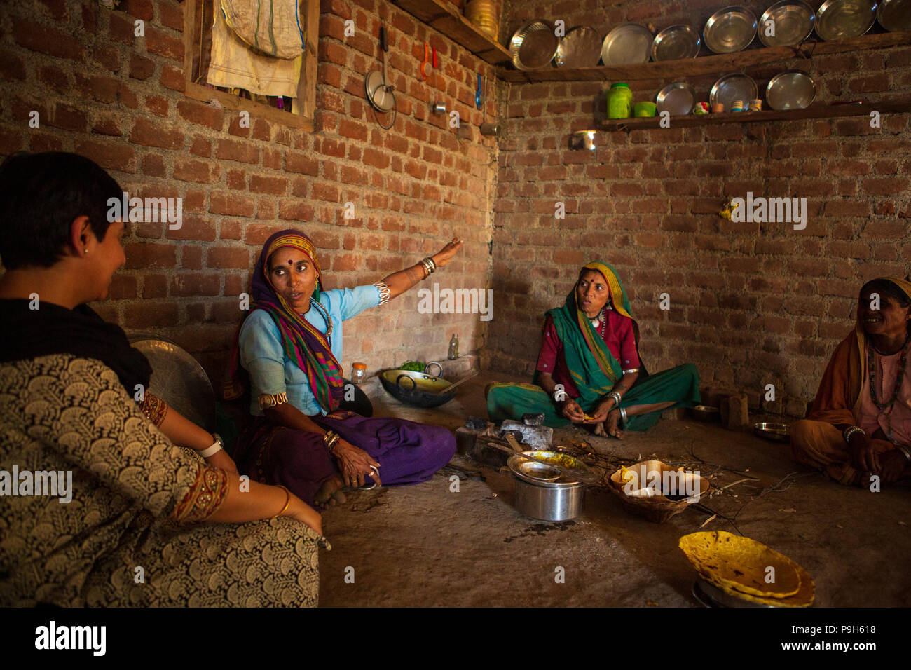 Un gruppo di donne a discutere di agricoltura biologica nella cucina della loro azienda home in India rurale. Foto Stock