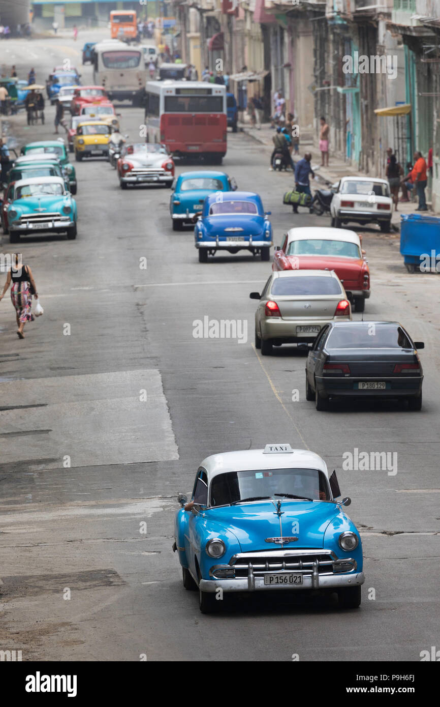 Classic American cars essendo utilizzati come taxi, localmente noto come 'almendrones' a l'Avana, Cuba. Foto Stock