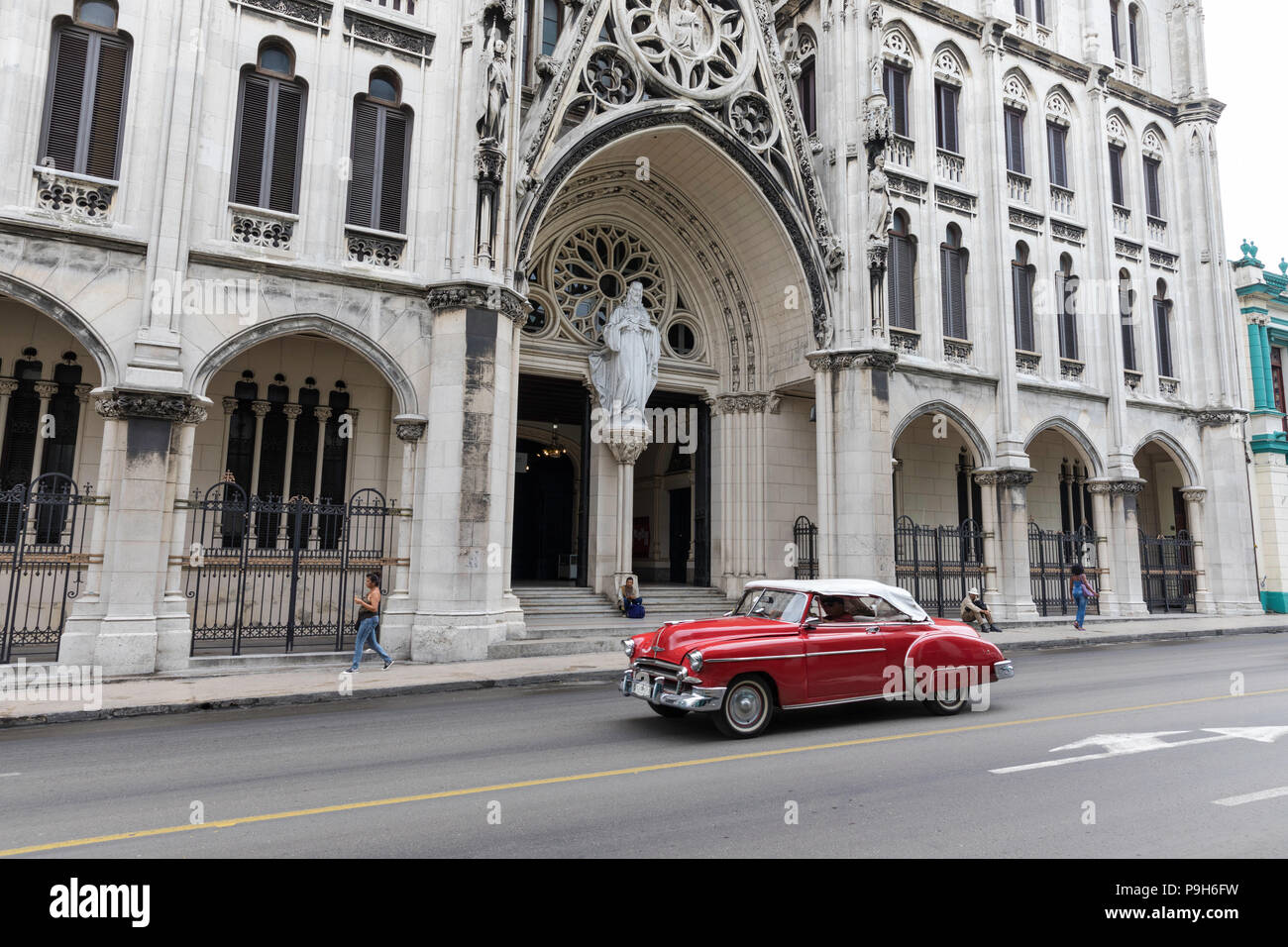 Classic American car essendo utilizzato come un taxi, localmente noto come almendrones, Havana, Cuba. Foto Stock