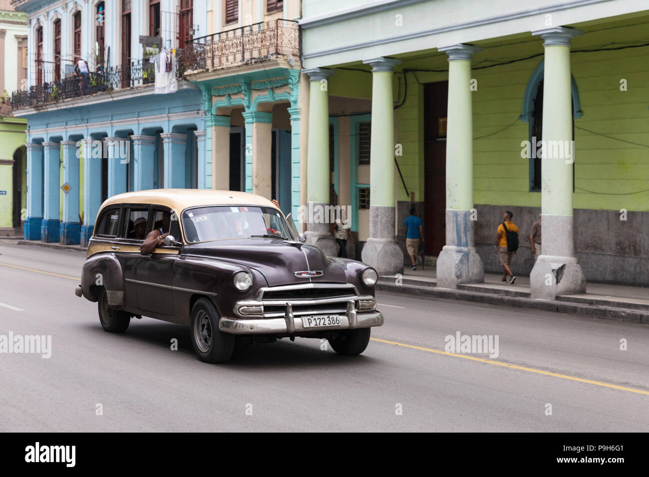 Classic American car essendo utilizzato come un taxi, localmente noto come almendrones, Havana, Cuba. Foto Stock