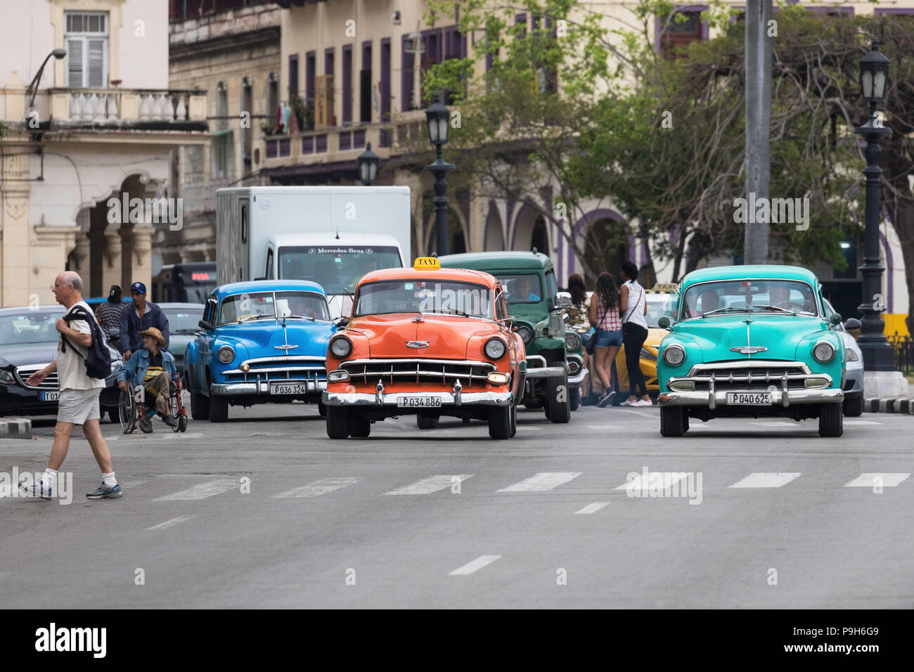 Classic American cars essendo utilizzati come taxi, localmente noto come 'almendrones' a l'Avana, Cuba. Foto Stock