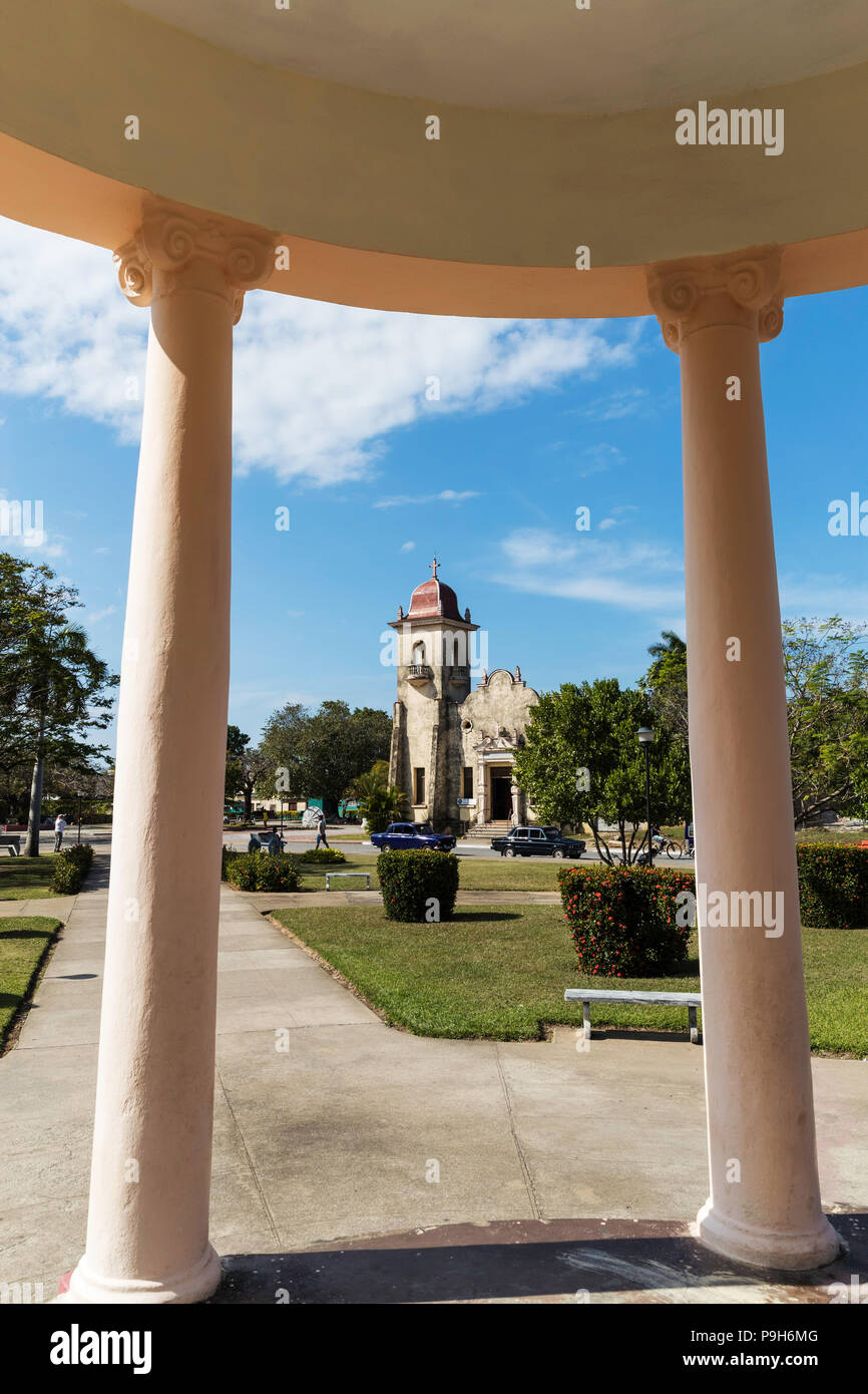 Vista della Chiesa cattolica in tutta la piazza della città a Nueva Gerona su Isla de la Juventud, Cuba Foto Stock