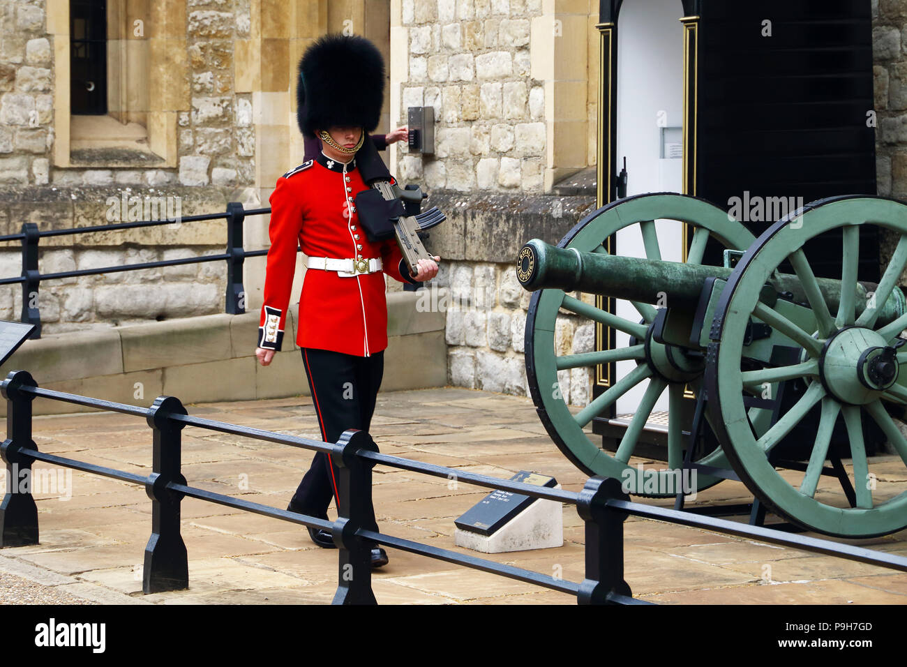 Un membro della Regina della Guardia marche e stand sentinal presso la Torre di Londra a Londra, Inghilterra. Foto Stock