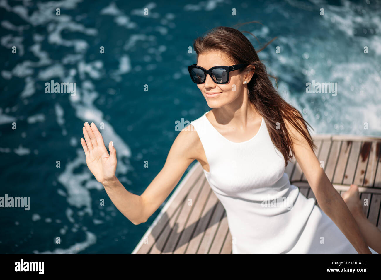 Il capitano della barca indossando occhiali da sole in una gara su un fiume  o mare al tramonto Foto stock - Alamy